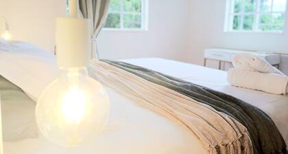 Secure Modern 2 bed - excellently located