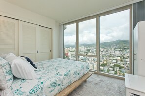 2 室のベッドルーム、デスク、アイロン / アイロン台、旅行用ベビーベッド