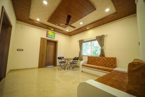 Executive Room | Living area - Royal Palace Panchgani (Mahabaleshwar)