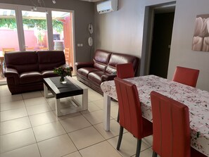 Interior - Friendly villa with swimming pool close to the beach (Bompas)