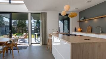 Een koelkast, een oven, een vaatwasser, een koffiezetapparaat/waterkoker