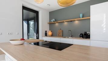 Réfrigérateur, four, lave-vaisselle, cafetiÚre/bouilloire