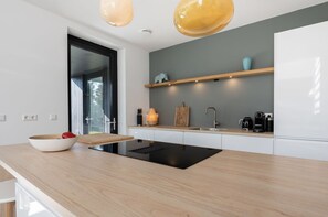 Fridge, oven, dishwasher, coffee/tea maker
