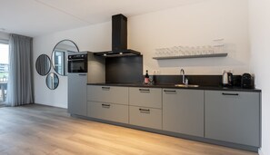 Fridge, oven, stovetop, dishwasher