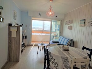 Dining - Apartment with balcony, parking, near beach (Saint-Hilaire-de-Riez)