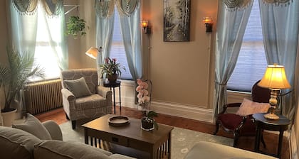 1 Br Private Victorian Apt in convenient City location on half acre sleeps 4