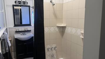 Combined shower/tub, hair dryer, towels