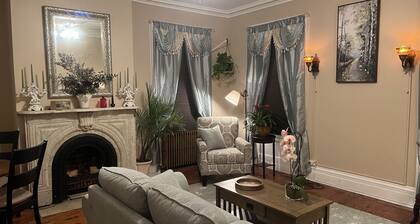 1 Br Private Victorian Apt in convenient City location on half acre sleeps 4