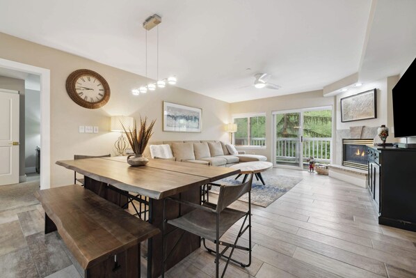 Televisión y chimenea 