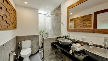 Vila Premier | Kamar mandi | Bathtub dan shower terpisah, bathtub besar, dan pancuran hujan