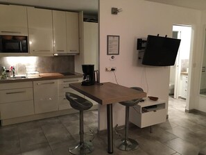 Fridge, microwave, oven, toaster - Charming 2-Person Villa with Terrace, Parking, and WiFi in Agde (Cap d'Agde naturisme)