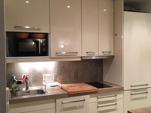 Fridge, microwave, oven, toaster - Charming 2-Person Villa with Terrace, Parking, and WiFi in Agde (Cap d'Agde naturisme)