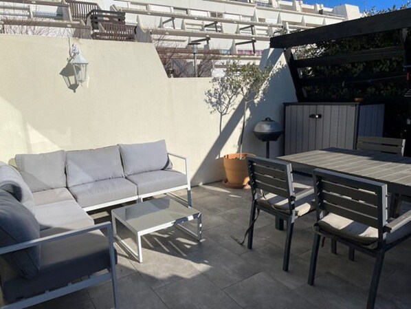 Outdoor dining - Charming 2-Person Villa with Terrace, Parking, and WiFi in Agde (Cap d'Agde naturisme)