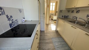 Wasserkocher mit Kaffee-/Teezubehör, Kühlschrank, Mikrowelle, Ofen
