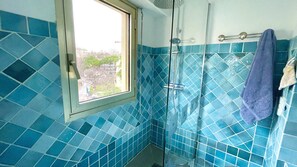 Douche, sèche-cheveux
