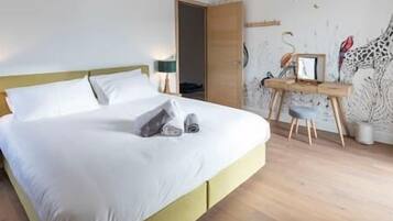 5 bedrooms, desk, iron/ironing board, cots/infant beds