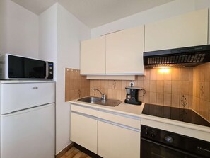 Frigorifero, microonde, piano cottura, macchina per tè/caffè