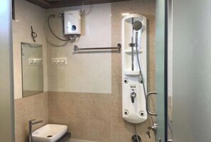 Chuveiro, chuveiro com efeito de chuva, produtos de toalete grátis