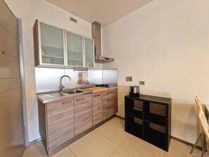 Kühlschrank, Mikrowelle, Herdplatte, Wasserkocher mit Kaffee-/Teezubehör