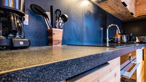 Coffee/tea maker, fridge, microwave, oven - Comfort and charm in Méribel, ideal location near slopes (Les Allues-Méribel)