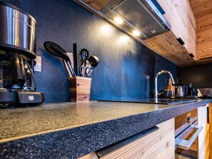 Fridge, microwave, oven, stovetop - Comfort and charm in Méribel, ideal location near slopes (Les Allues-Méribel)