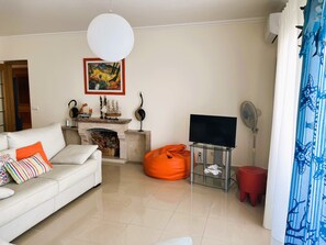 TV, fireplace - Apartment T2 Oliveira (Albufeira)