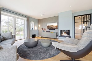 Télévision, cheminée