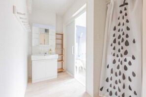 Villa clásica | Baño | Ducha y bañera combinadas, secador de pelo, bidé y toallas