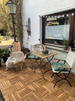 Outdoor dining - The perfect time-out surrounded by greenery on an idyllic farmstead (Weilrod)