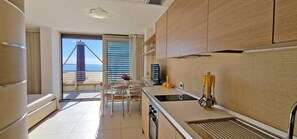 Frigorifero, forno, piano cottura, lavastoviglie