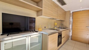 Frigorifero, forno, piano cottura, lavastoviglie