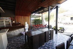 Outdoor dining - The Seacret Kohlarn (Koh Lan)