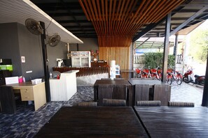 Outdoor dining - The Seacret Kohlarn (Koh Lan)