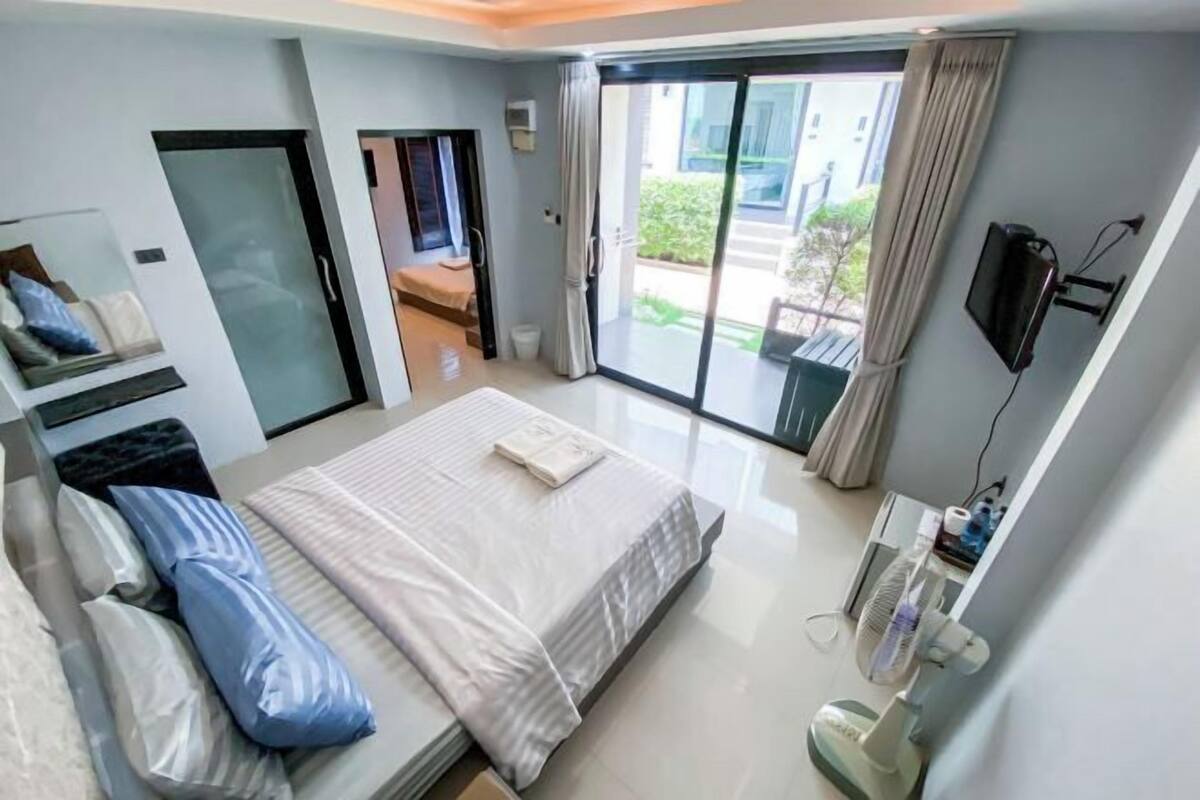 1 bedroom, soundproofing, WiFi (free), bed sheets