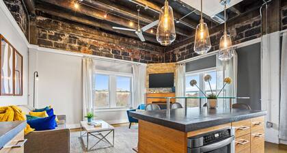 Gorgeous Penthouse Overlooking Nelson Atkins Museum!