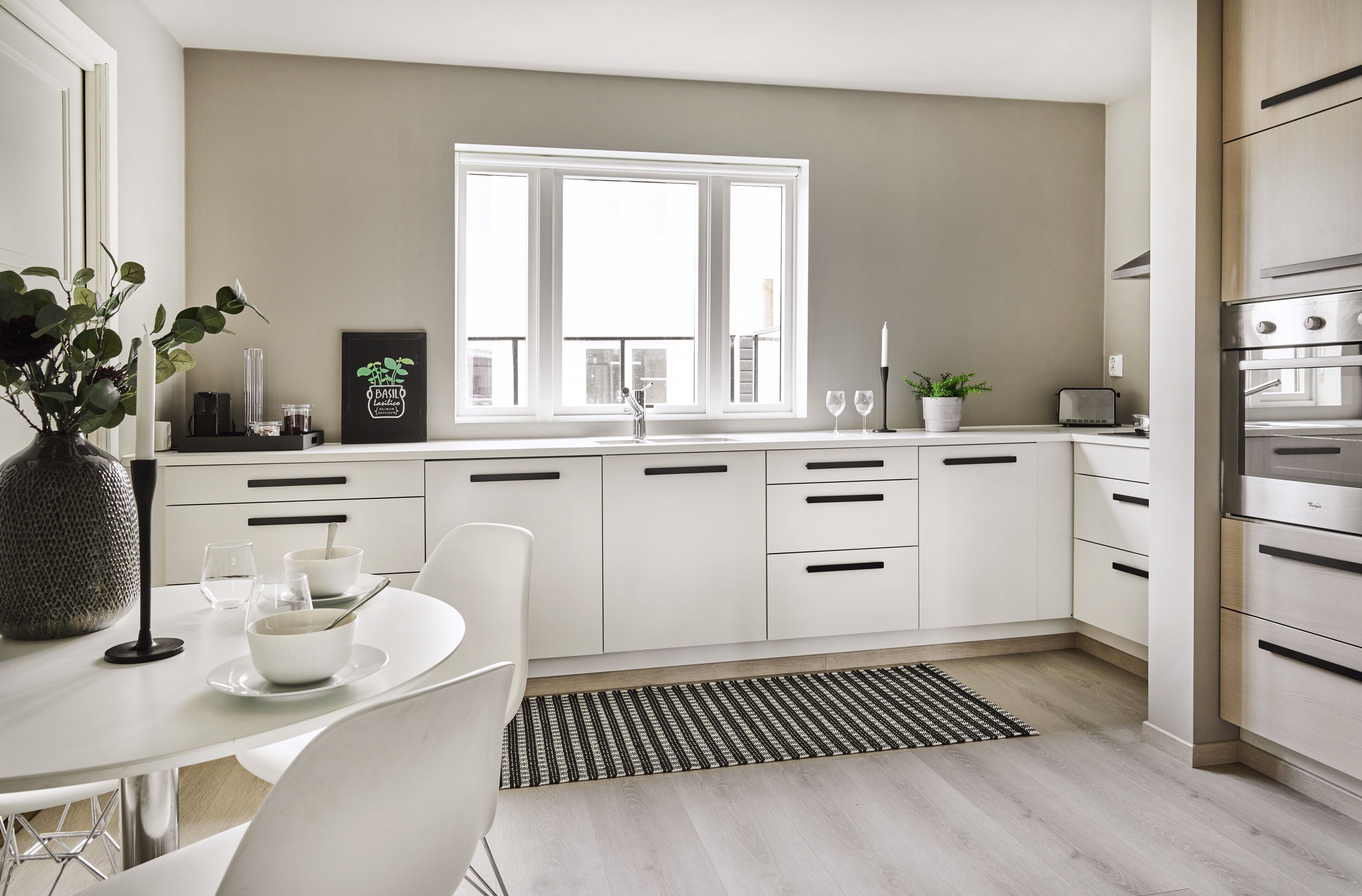 Deluxe Apartment | Private kitchen | Full-size fridge, microwave, oven, stovetop