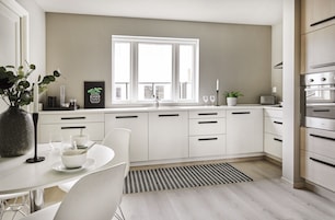 Deluxe Apartment | Private kitchen | Full-size fridge, microwave, oven, stovetop