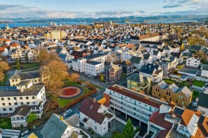 Een dichtbebouwd woongebied met een mix van moderne en traditionele architectuur, met verschillende bouwstijlen en een centrale rotonde.