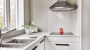 Departamento exclusivo | Cocina privada | Refrigerador con congelador, microondas, horno y parrilla de estufa