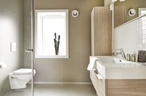 Exclusive Apartment | Bathroom | Shower, rainfall showerhead, free toiletries, hair dryer - Staysville – City Center (Stavanger)