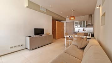 Apartamento exclusivo | Área de estar | TV de tela plana 27 polegadas com canais a cabo, TV