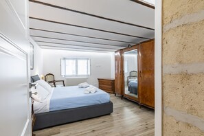 2 bedrooms, iron/ironing board, internet, bed sheets