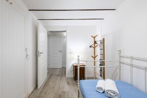 2 bedrooms, iron/ironing board, Internet, bed sheets