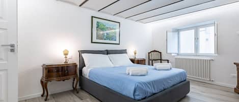2 bedrooms, iron/ironing board, Internet, bed sheets