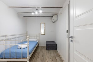 2 bedrooms, iron/ironing board, Internet, bed sheets