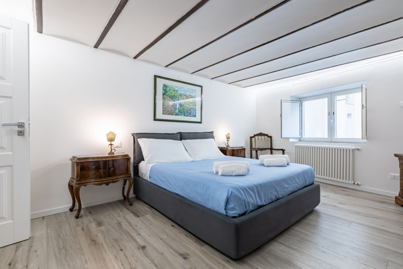 2 bedrooms, iron/ironing board, internet, bed sheets