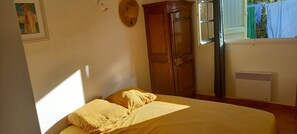 1 bedroom, WiFi, bed sheets - Bedroom and bathroom with summer kitchen, 12-minute walk to beach (Bormes-les-Mimosas)