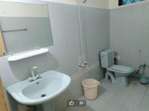 Kahden hengen standard-huone | Kylpyhuone | Designer-hygieniatuotteet, pyyhkeet, saippua, sampoo