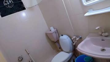 Standard Double Room | Bathroom | Designer toiletries, towels, soap, shampoo
