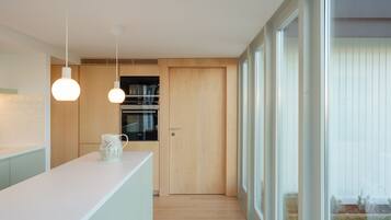 Fridge, microwave, stovetop, dishwasher